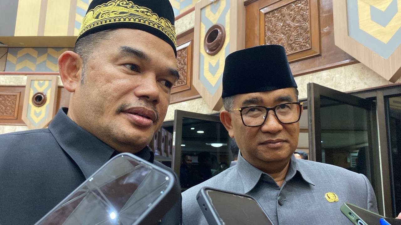Ketua DPRD Kaltim, Hasanuddin Mas'ud (kiri) bersama Pj Gubernur Kaltim Akmal Malik usai Rapat Paripurna ke-3, Jum'at (7/2/2025).
