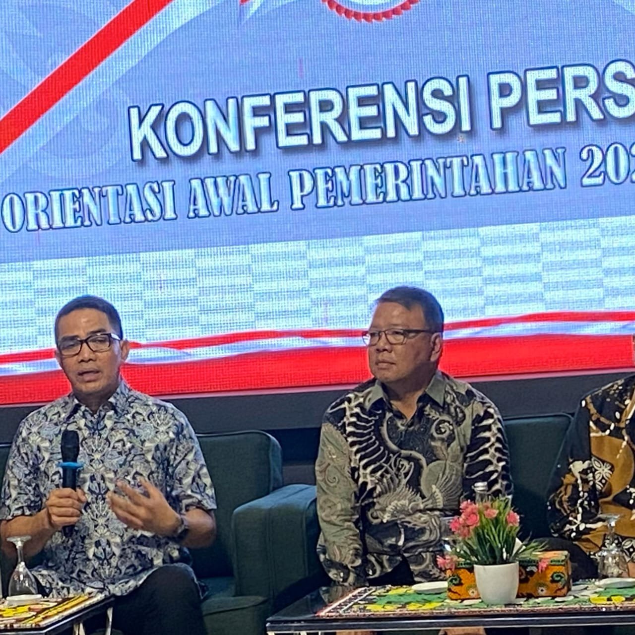 Konferensi Pers Wali Kota Samarinda, Andi Harun, di Anjungan Karangmumus Balaikota Samarinda, Minggu (16/2/2025).