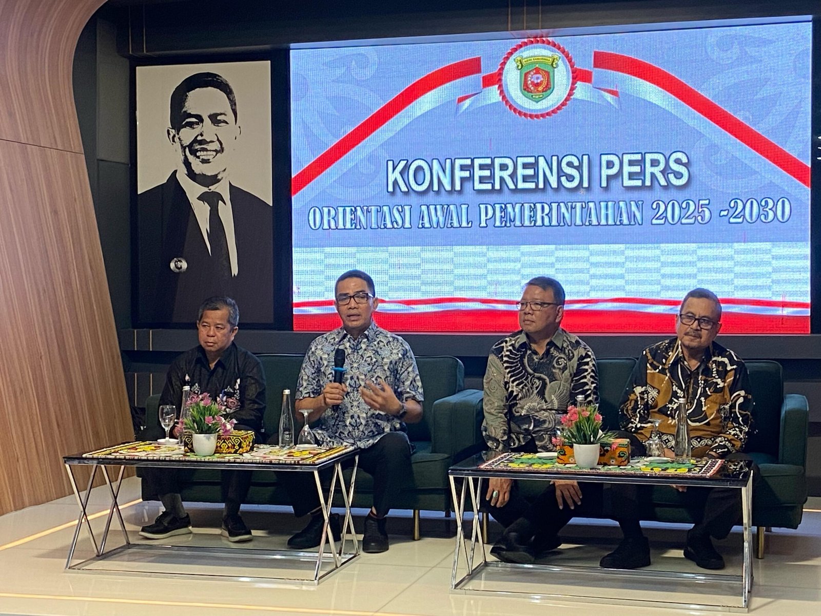 Wali Kota Samarinda, Andi Harun (kedua dari kiri) Melakukan Konferensi Pers di Balai Kota pada Minggu, (16/2/2025)