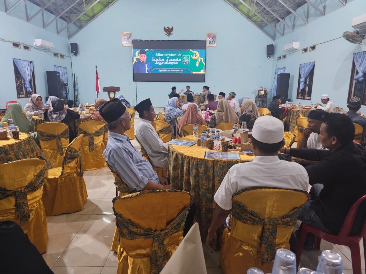 Ketua Komisi I DPRD Kaltim, Selamat Ari Wibowo Buka Puasa Bersama dengan Konstituen di Desa Bhuana Jaya.