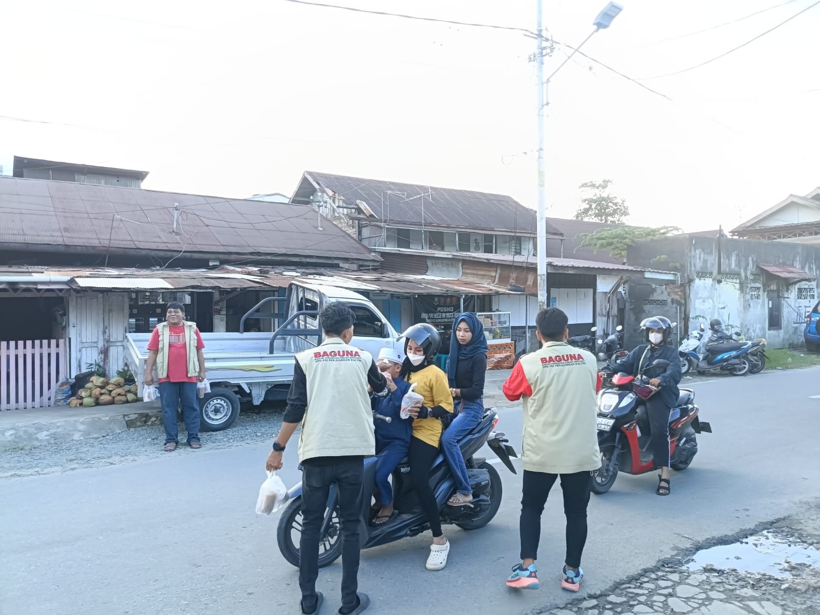 Kegiatan Bagikan 1.000 Takjil Gratis di Samarinda oleh BAGUNA PDIP Kaltim