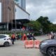 Petugas mengamankan lalu lintas di Jalan Camar dan Jalan Tekukur yang kini satu arah.