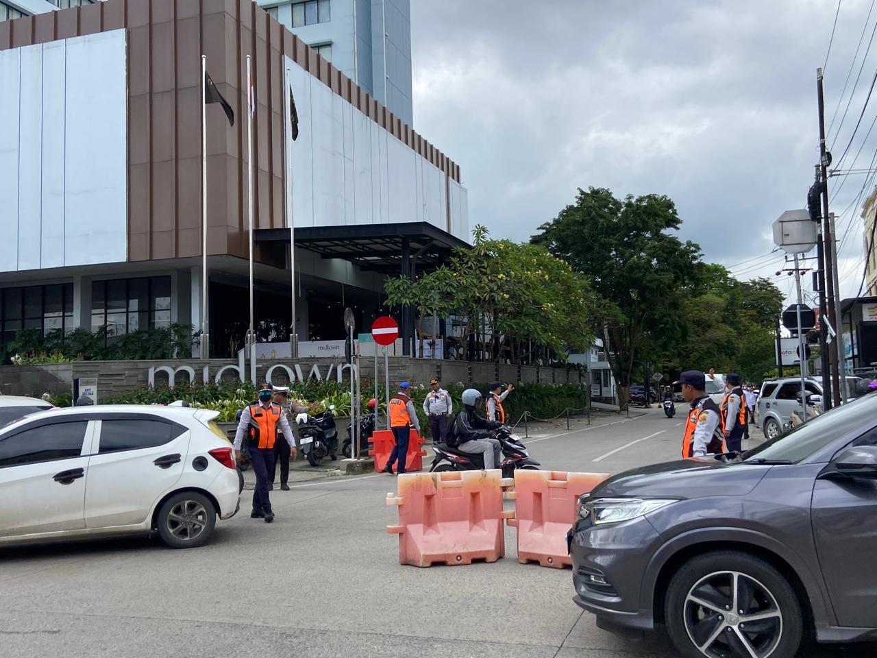 Petugas mengamankan lalu lintas di Jalan Camar dan Jalan Tekukur yang kini satu arah.
