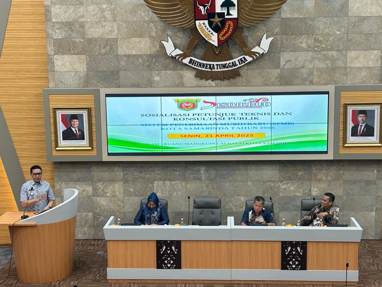 Wali Kota Samarinda dalam acara Sosialisasi Petunjuk Teknis dan Konsultasi Publik SPMB di Balaikota, Senin (21/4/2025).