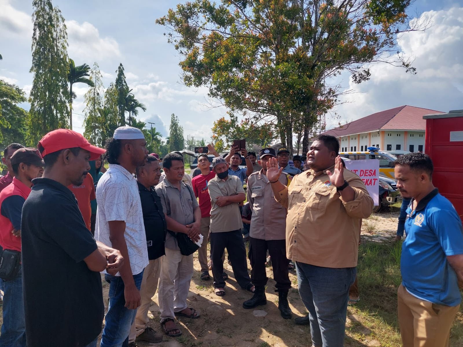 Warga Gelar Demo di Kantor Desa Bumi Etam, Selasa (10/5/2025).