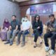 Sesi memainkan lagu Menjadi Manusia oleh salah satu narasumber dalam forum diskusi.(Istimewa)