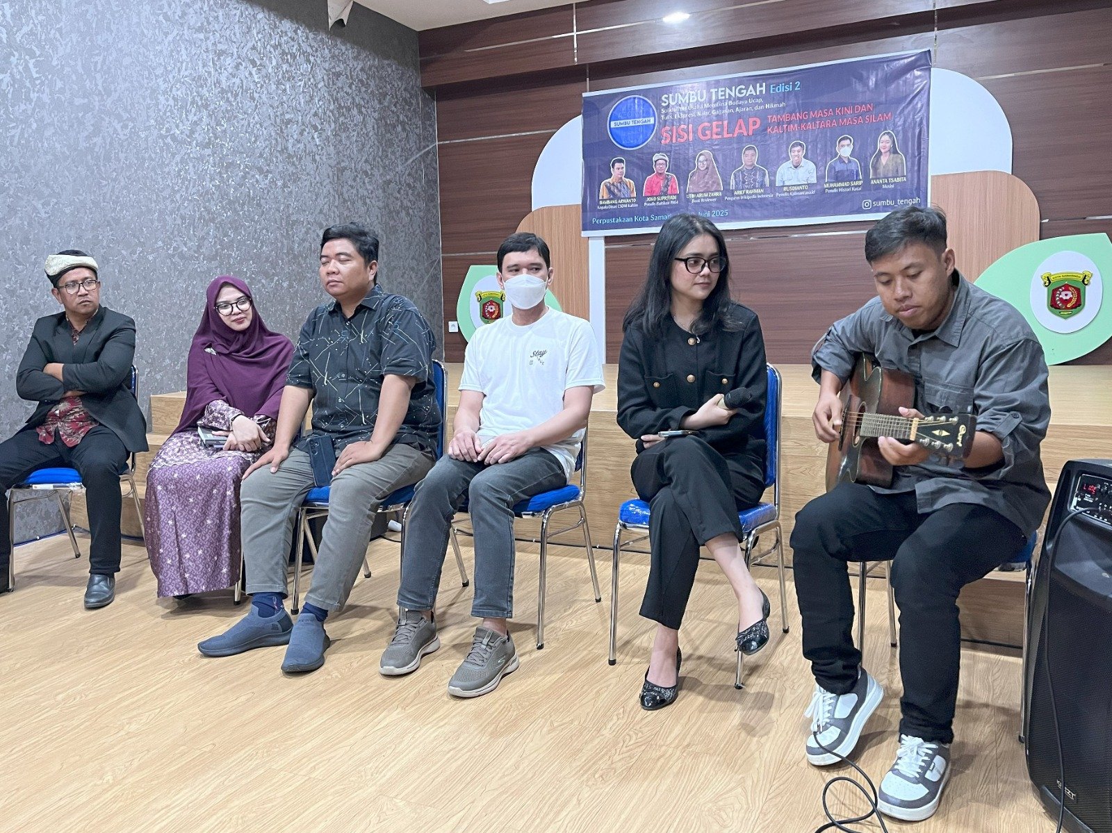 Sesi memainkan lagu Menjadi Manusia oleh salah satu narasumber dalam forum diskusi.(Istimewa)