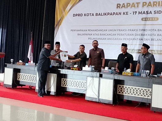Japar Sidik juru bicara fraksi PKS -PPP menyampaikan pandangan umum terhadap nota penjelasan Wali Kota Balikpapan atas Rancangan Peraturan Daerah (Raperda) tentang Pertanggungjawaban Pelaksanaan APBD Tahun Anggaran 2024.