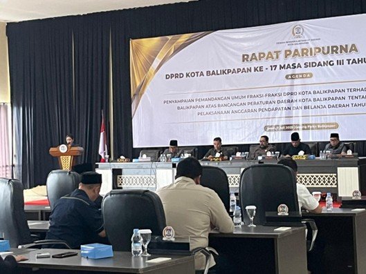 Juru bicara Fraksi NasDem, Yusdiana menyampaikan pandangan umum terhadap nota penjelasan Wali Kota terkait Raperda Pertanggungjawaban Pelaksanaan APBD 2024.