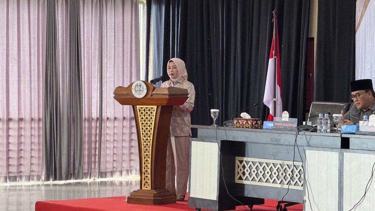 Melalui juru bicaranya, Hj Muliati, Fraksi Golkar menyampaikan pandangan umum terhadap nota penjelasan Wali Kota atas Rancangan Peraturan Daerah (Raperda) tentang Pertanggungjawaban Pelaksanaan APBD 2024.