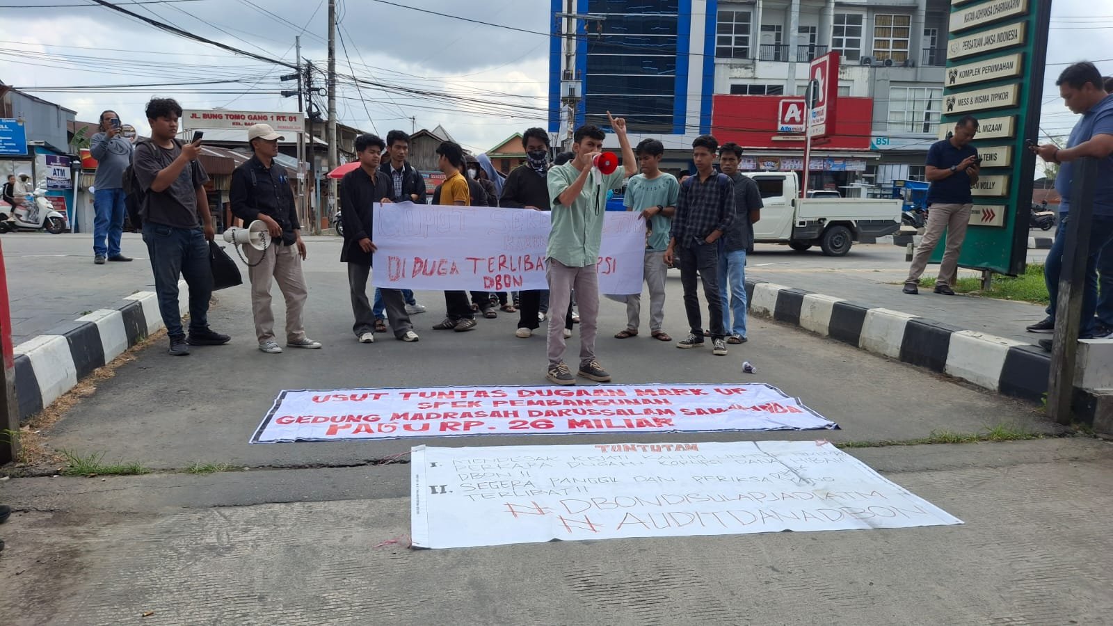 Aksi GMPPKT terhadap dugaan penyalahgunaan dana hibah program Desain Besar Olahraga Nasional (DBON) tahun 2024 Pada 31/7/2025 di Kantor Kejati Kaltim.