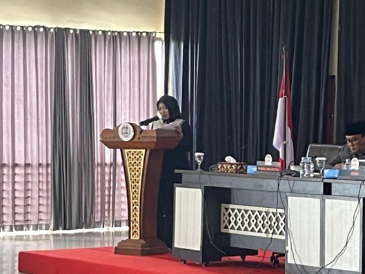 Juru bicara Fraksi Gerindra, Rahmatia menyampaikan pandangan fraksi terhadap nota penjelasan Wali Kota mengenai Raperda Pertanggungjawaban Pelaksanaan APBD 2024. (Ist)