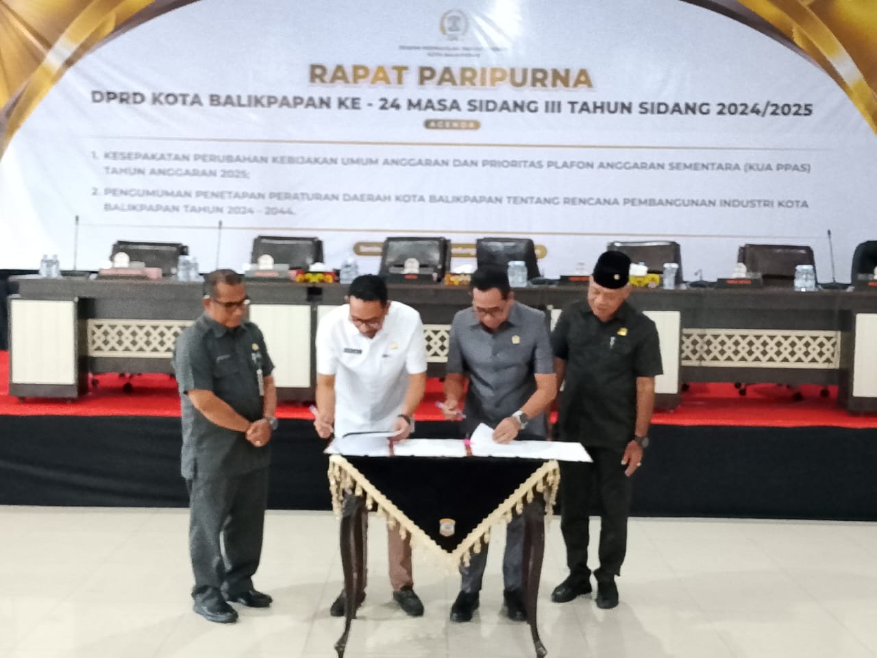 DPRD Kota Balikpapan mendorong percepatan pembangunan infrastruktur melalui penyesuaian KUA-PPAS 2025. Rapat Paripurna digelar Senin (11/8/2025) di Gedung Parkir Klandasan.