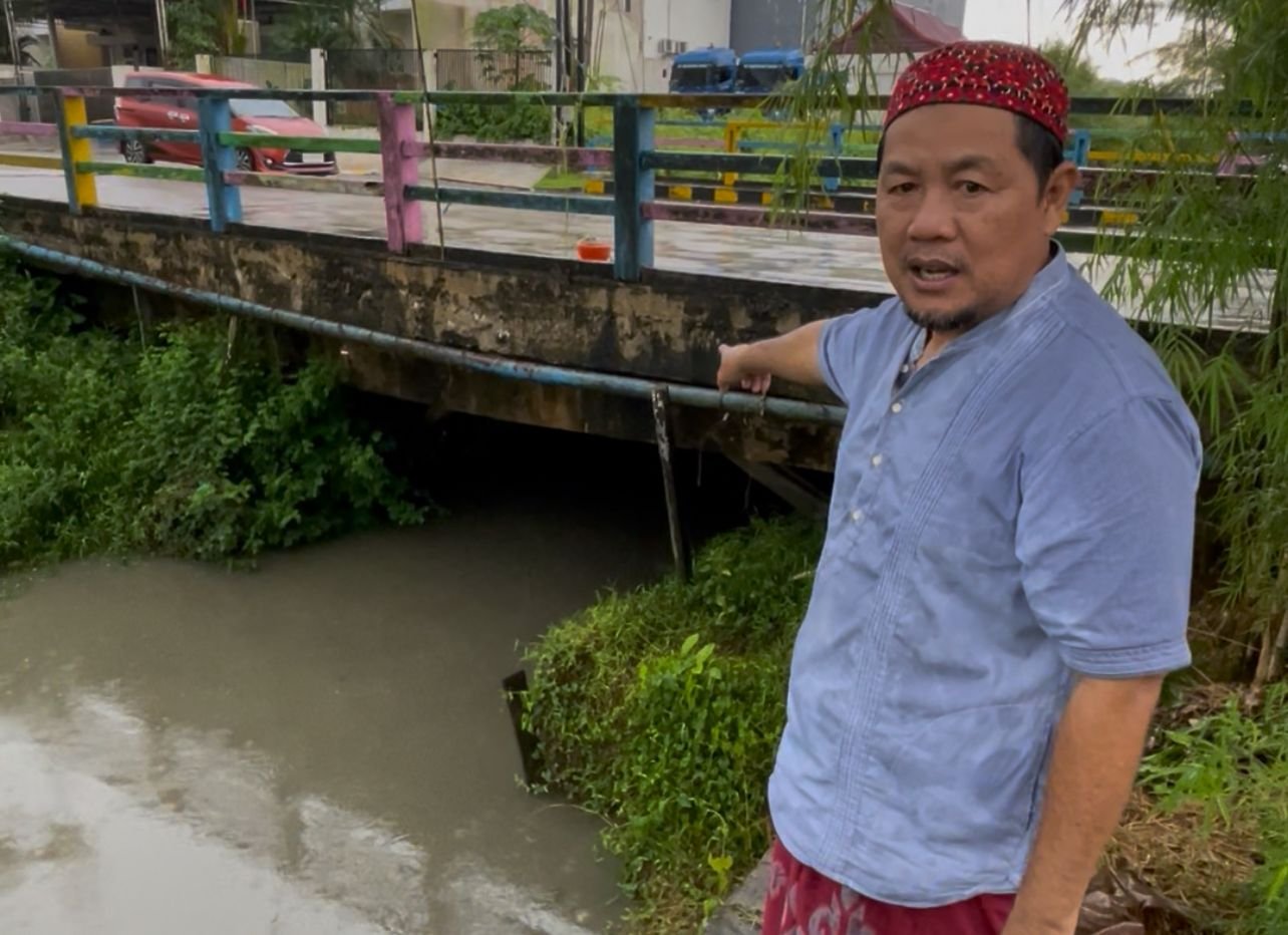 Ketua RT 30 Sempaja Selatan menunjukkan titik aliran anak Sungai Perjuangan yang kerap dipenuhi sampah plastik dari kawasan GOR Kadrie Oening, terutama usai hujan dan air pasang