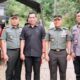 Foto bersama Yono Suherman bersama jajaran terkait saat menghadiri langsung peresmian program TNI AD Manunggal Air Bersih yang dilakukan di wilayah Kodam VI/Mulawarman.