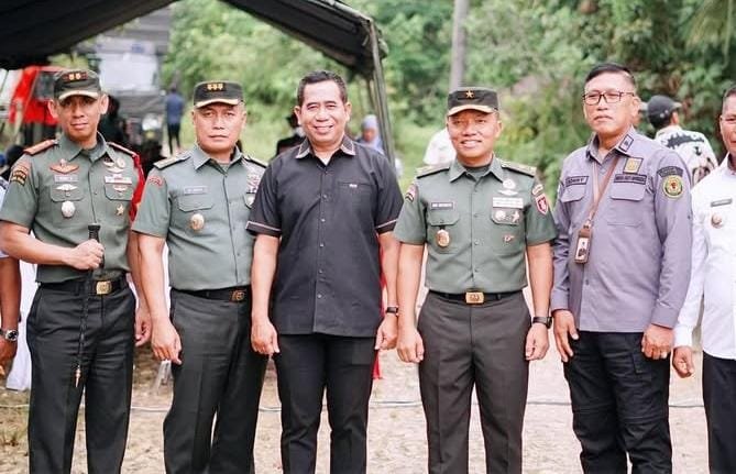 Foto bersama Yono Suherman bersama jajaran terkait saat menghadiri langsung peresmian program TNI AD Manunggal Air Bersih yang dilakukan di wilayah Kodam VI/Mulawarman.