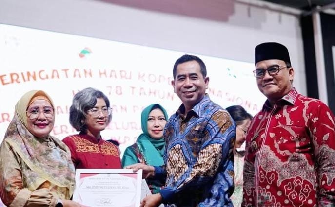 Wakil Ketua DPRD Balikpapan Yono Suherman, hadir dan ikut menyerahkan legalitas kelembagaan koperasi secara simbolis.