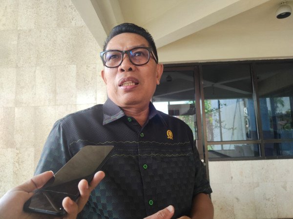 Anggota DPRD Kaltim, Agus Aras, saat diwawancarai media.