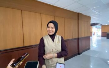 Wakil Ketua DPRD Kaltim, Yenni Eviliana, saat diwawancarai oleh awak media.