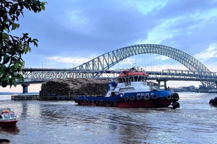 Feeder Jembatan Mahakam yang sudah berulang kali kena tabrakan.